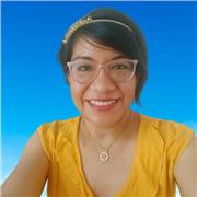 Profesora de inglés imparte clases a niños, jóvenes y adultos
